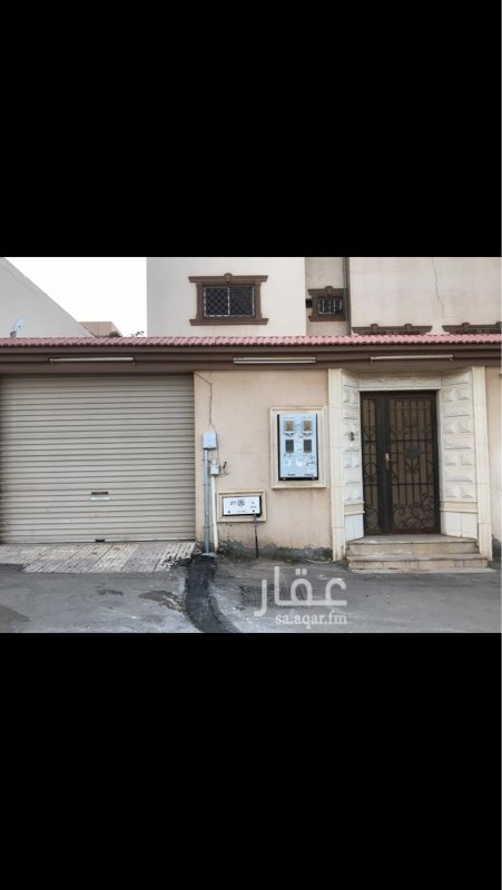 1431477 فيه مستودع للثلاجات وسيب خاص مضلضل للغسيل وفيه مدخل خاص للنساء ومدخل خاص للرجال ، والمساحة منب متاكد بس حول 400 او اكثر