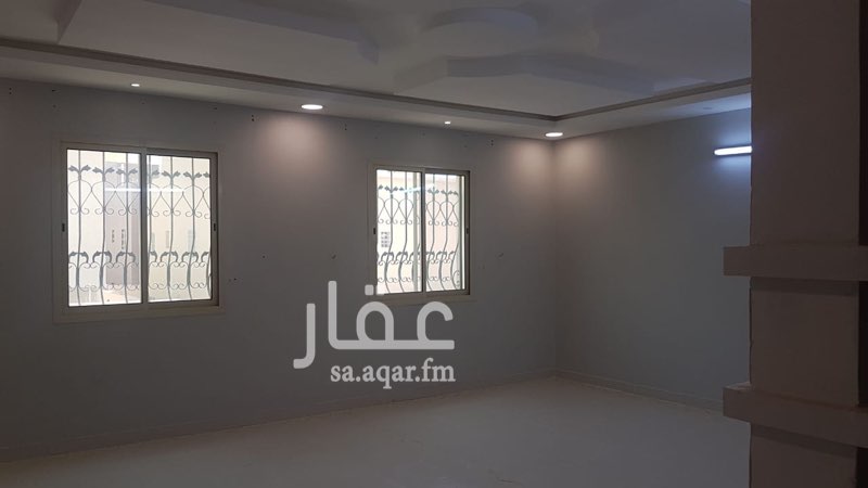 1633725 دور علوي 5 غرف وصالة و2 دورة مياة اكرمكم الله لا مانع من إستخدام السطح، ملاحظه / المكيفات إسبليت
الدور ممتاز قريب من مدرسة بنات إبتدائيه ومسجد وقريب من الخدمات . اللي بيشوف العقار من العصر إلى العشاء .