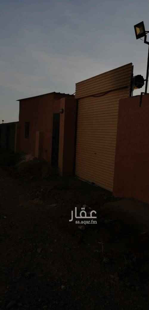 1635193 استراحه في العوينه بعد مطار المدينه المنوره قرب ضاحيه العقول بها بئر واستراحتين مساحه تقريبا ١٠٠٠٠الف م٢ وكهرباء ومسبحين ومسبح أطفال ونخيل عجوه قريبا من ٥٠ والروثان ٣٠ وكذلك مجدول وسكري وبرحي وبرني بإعداد لا أعرف ولاكن إجمالا ١١٠نخله تقريبا