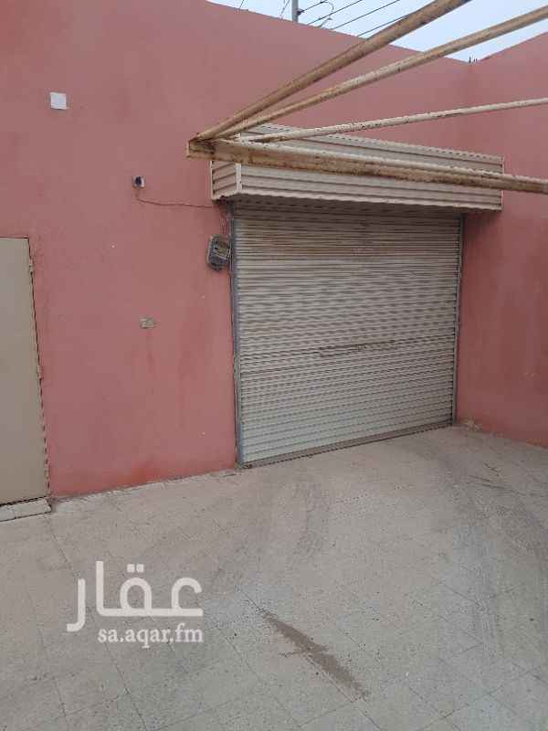 1177316 للعزاب فقط
عرض الموسم وفرصة هائلة بيت كبير ومستقل وفاخر للايجار .مدخلين +مدخل سيارة +وسطح +حوش كبير +٤غرف كبيرة فاخرة +حمامين +مطبخ مؤثث كامل +غرفة غسيل +مكيف اسبليت بالصاله +دش راكب +اضاءات مخفيه وديكورات واسقف فاخره بالقرب من المطار ومن استاذ الجوهره ومن الدفاع الجوي والقاعدة الجويه وارامكو للجادين يفضل عزاب