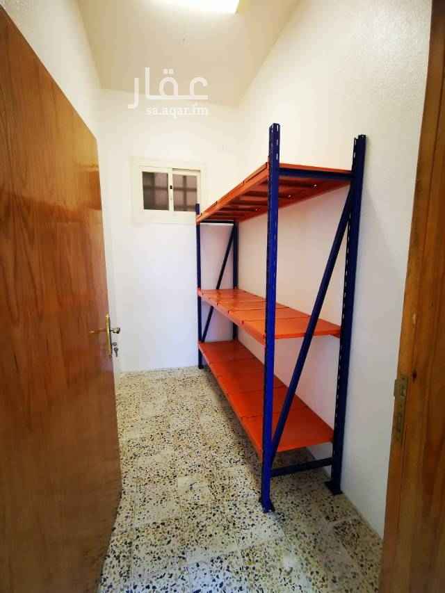 1648767 شقة ارضيه مكونه من
مجلس رجال
مجلس نساء
غرفة نوم خاصه مع دورة مياة
غرفة نوم أخرى
مجلس مختصر
مطبخ
صالة
دورة مياه رجال
دورة مياه نساء
مستودع
حوش مداخل مستقله والكهرباء والخزان مستقل