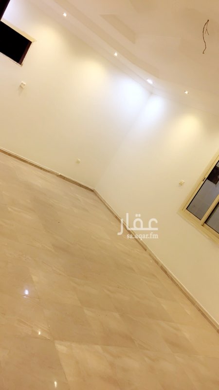 1432217 مدخلين - حمامين - مطبخ - غرفة غسيل - مستودع - ٣ غرف - عداد كهرباء مستقل - نظام صوتيات مركزي - دائرة تلفزيونية مركزيه - سقوف مستعارة .