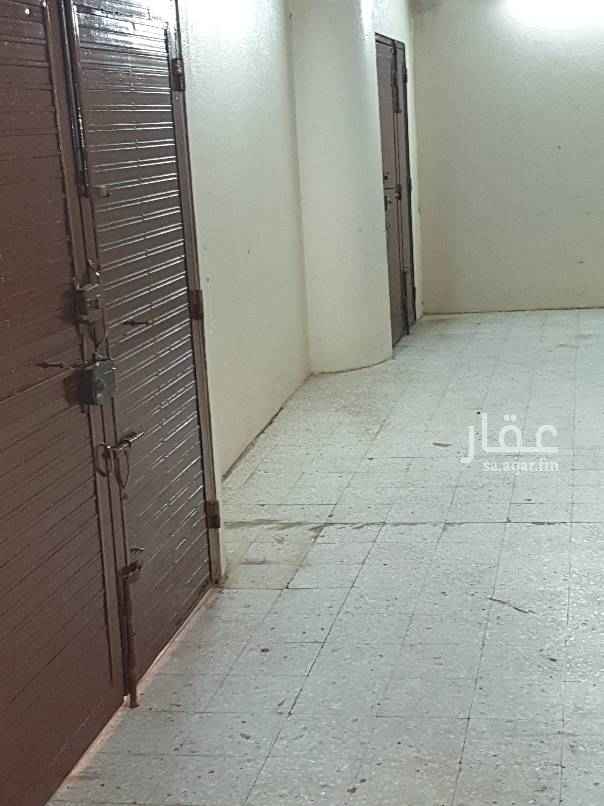 1564327 الدور للايجار سنوي 30000 مكون من 3غرف نوم ومجلس نساء ومجلس رجال ومقلط وصاله جانبيه كبيره ومطبخ كبير راكب الالمنيون وحوش دايريي وعدد المداخل 3مداخل قريب من الاسواق والمسجد والمدارس قريب جدا وجميع الخدمات واصله الماء والمجاري والخزان مستقل وعداد كهرباء مستقل كذلك قريب من الراشد موال الغرف وعسير موال المجوع الغرف والصاله والمجالس 7