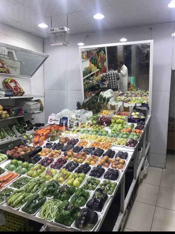 1604945 محل فواكهة وخضار للتقبيل في شارع ابوبكر الصديق ( التجاري ) بكامل تجهيزاته واغراضة الأساسية