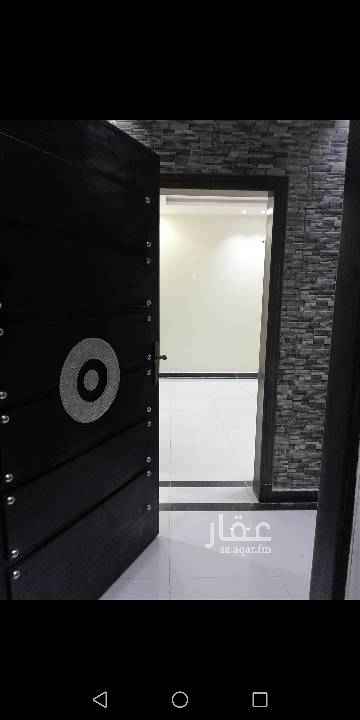 1647917 شقه من مدخلين مكونه من مجلس وصاله كبيره وثلاث غرف مع مطبخ ودورتين مياه الشقه كبيره ملحق