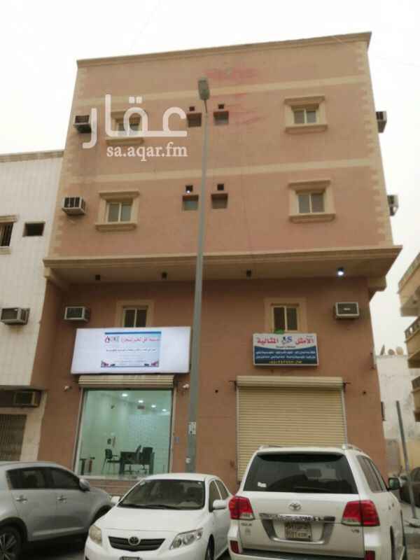 1375933 محل تجاري مساحته الاجمالي ٧١ متر مربع يوجد فيه غرفه مستقله ودورة مياه. كامل الديكور والاضاءة. يوجد فيه قاعدة لوحة وباب زجاج وباب سحب حديد. عداد الكهرب مشترك مع محل مجاور بنفس العمارة وفواتير الكهرب توزع بالتساوي على المستاجرين. الدفع يكون كامل. ويوجد تامين قيمته ٥٠٠ ريال. المحل بدون اثاث ولاتكييف.