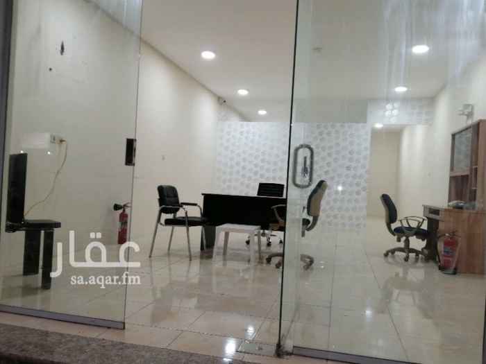 1382323 محل تجاري كامل الديكور وفيه غرفه من ضمن المساحة ودورة مياة. يستفاد منه كمستودع للاغراض النظيفه والمرتبه. الاجار سنوي ويمكن يدفع على دفعتين. ويوجد تامين قدره ٥٠٠ ريال.