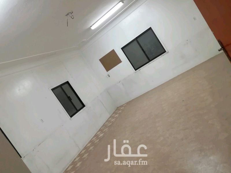 1300874 السلام عليكم .. للبيع عمارة دورين بالمواصفات التالية : العمر 25 تقريبا اربع شقق قابله لإضافة ملحق اضافي .. خمس عدادات كهرباء المساحة 425 الحاله جيده جدا رقم الارض 143حي الروضه مخطط 77 الموقع خلف فندق عرش بلقيس بالدمام شارعها 15 الواجهه جنوبية بجانب مسجدين وحديقه وموقعها ممتاز كل شقه مدخلين .. كل شقه تتكون من 3 غرف ومطبخ وصاله ودورتين مياه ومدخلين .. الشقق نظيفه ومرتبه .. بعضها يحتاج صيانه بسيطه لاتذكر وانا راح اتحملها ... الصك جديد اكتروني محدث . السوم 900 التواصل فقط واتساب