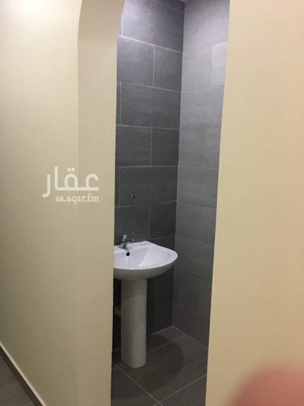 1764678 2 - غرف نوم
1-غرفة نوم رئيسيه بدورة مياه
غرفة غسيل
غرفة خادمه او مستودع
صاله
دورة مياه للنساء
مقلط
مجلس رجال
دورة مياه للرجال
مطبخ جاهز
جميع البيت تأسيس مكيف سبليت ماعدا المقلط وغرفة نوم الأطفال
أرضيات جرانيت فخم بشكل الباركيه
جميع الأسقف جبس بورد
السعر نهائي غير قابل للتفاوض
العقد سنوي ( دفعه كل 6 شهور )