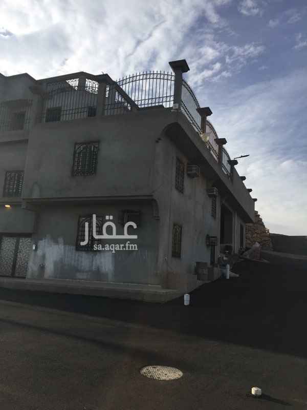 1581676 شقه أرضيه تتكون من : مجلس رجال ومقلط أكل وصاله ومطبخ جاهز وغرفة غسيل /مخزن وثلاث غرف نوم (واحده منها ماستر) ...خزان خاص وعداد مستقل ...الموقع مميز جدا ومطل للخميس وأبها وتتميز بالخصوصيه التامه ومساحه خاصه أمام المنزل مسفلته ..البناء شخصي ...دفعات الأجار بالاتفاق ...