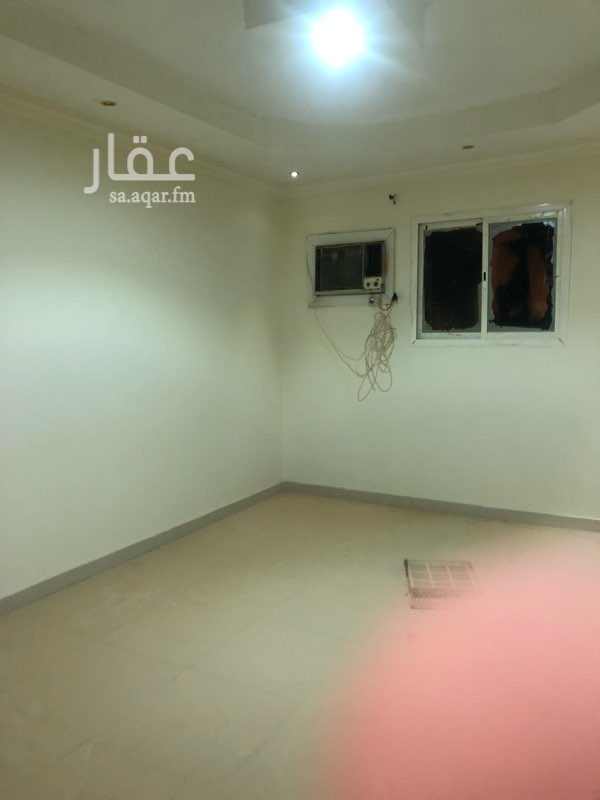 1693543 شقة دور علوي منفرده لا يوجد بجانبها شقة، تتكون من ثلاث عرف وصالة ودورتين مياه
عمرها ست سنوات تقريبا مضروبه بويه جديدة
عداد كهرباء مشترك
المياه عن طريق وايت
الايجار الشهري: ١٣٥٠ ريال
الايجار السنوي : ١٤٠٠٠ ريال مقسمة على دفعتين كل ستة اشهر ٧٠٠٠ ريال