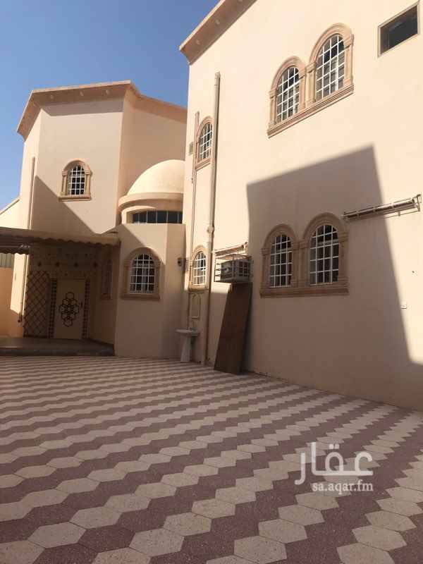 1647387 فيلا دورين بناء شخصي قوي وتشطيب ممتاز
الدور الأرضي:
مجلس ومقلط كبيرة ٤في٦ متر وصالة ٥في ٧متر وغرفتين ومطبخ داخلي وخارجي وغرفة خادمة جانبية وقسم غسيل ومستودع داخل المطبخ ومستودع خارجي وملحق مشب للرجال و٤حمامات وحوش كبير ومدخل سيارة
الدور العلوي:
غرفة رئيسية مع دورة مياه كبيرة و٤غرف نوم و٣حمامات وصالة ومستودع
السطح:
غرفة وحمام والسطح مقسم قسمين
الفيلا قريبة من المدارس والحي هادي والجيران جداً ممتازين
نرغب بالبيع بسبب السكن في فيلا مع مزرعة