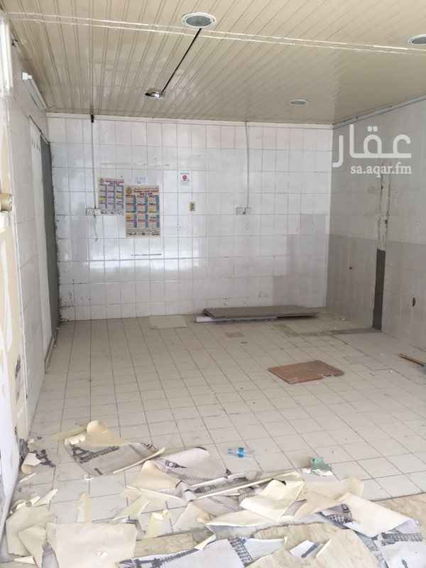 1473139 محل بفتحين مساحة المحل ٥٤ م ، فرصة للجادين الشارع نشط مقابل المحل صيدليه و محلات و بجانب المحل حلاق و و محل تكييف و تبريد ، المحل يحتاج تعديلات على المؤجر حسب نشاطه ، فرصة لمن يرغب التجاره