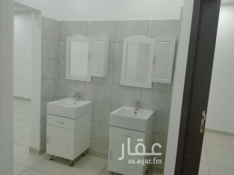 1133448 للايجار دور علوي بفيلا بالملقا جنوب سلمان مستخدم ومجدد بالكامل مساحته 450م مكون من 5غرف وصالة ومطبخ بدون مطبخ ومكيفات للايجار على 37الف ريال مشترك فوقه شقة مكونة من 3غرف وصالة ومطبخ بدون مطبخ وراكب مكيفين اسبيلت فقط للايجار على 25الف ريال والسطح مشترك للاثنين .... رقم التواصل أبو أيوب 0554526650