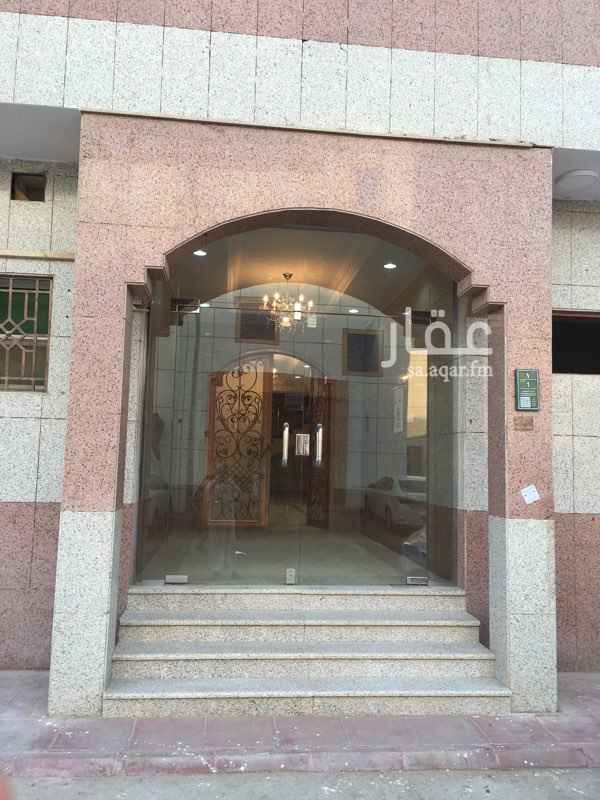 1351490 شقه مكتبيه اربع غرف وصاله ودورتين مياه ارضيات بورسلان مداخل ودرج رخام على طريق الامام عبدالله بن سعود بن عبذالعزيز ،، مرخصه من البلديه