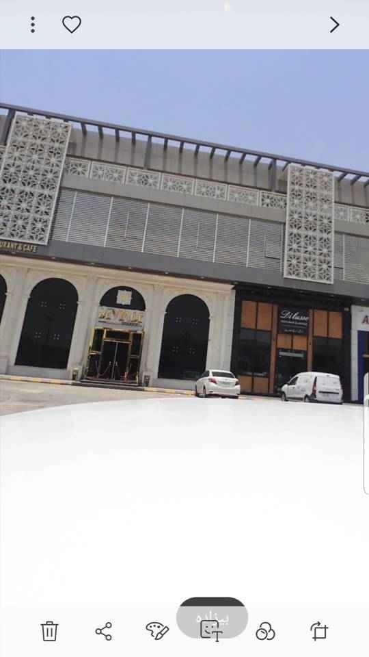 1705232 مركز تجاري حي الملقا
الشارع: أنس بن مالك
· الجنوب: شارع أنس بن مالك، عرض 60م
· الغرب: شارع وادي وج، عرض 36م
· الشمال: شارع عرض 20م
مساحة الإرض/٥٨٨٢م مسطحات البناء
14800م2 ١٧٠ موقف
عدد المصاعد: ٣ مصاعد الخدمات
· مصلى بسعه 80 مصلي مواقف أرضيه
· نظام حريق متكامل حسب مواصفات الدفاع المدني
· نظام تكييف متكامل لجميع المكاتب (شركة يورك الإمريكية)
· أسقف مستعارة + بلاط بورسلان لجميع المكاتب الدخل المتوقع ٧.٧٢٤ مليون الدخل الان ٧ مليون مباشر مع المالك