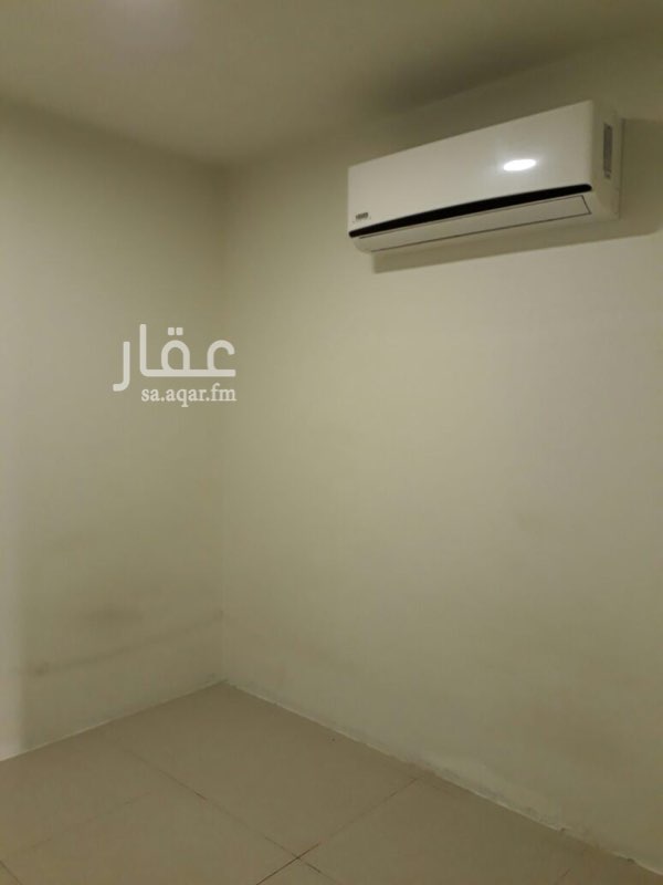 1553046 غرفة مع دورة مياه راكب مطبخ ومكيف سبليت ٣م في ٢.٥م تفتح على شارع ٣٠ و بين استراحتين.