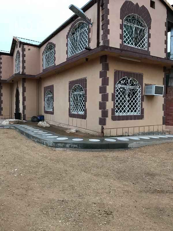 1673571 مزرعه للبيع المساحة: ١٠ الاف متر .
الموقع : ديراب قبل مركز الخيل العربي وانت نازل من ديراب . تقع ضمن مشروع تطوير القديه
كهرب + ماء معالج
يوجد بها مباني ومجالس كبيره وثلاث مسابح بفلاترها .
يوجد نخل وشجر حمضيات وليمون .
يوجد بها عدد بئرين ارتواز الماء قليل حاليا .
يوجد بها ماء للزراعه من مصلحة المياه معالجه
يوجد بها مسجد .
يوجد بها ملاعب ثيل .ومطبخ رئيسي
سوم حاليا بيع
سوم اجار سنوي حاليا ١٢٠ الف
حد الايجار ٢٥٠ الف