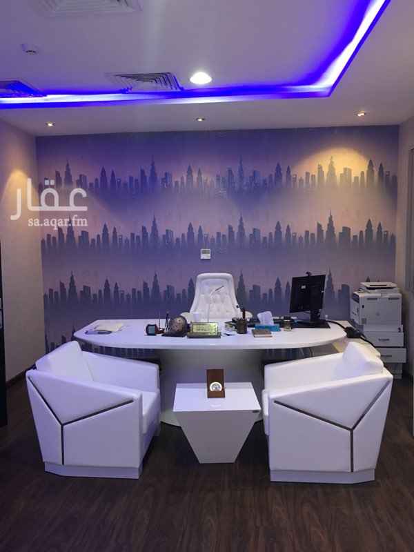 1294006 مكتب مساحته 87م للتقبيل
يقع في حي الشهداء على طريق الامام عبد الله بن سعود مع شارع خالد بن الوليد بجانب مطعم المجلس الخليجي مؤثث:
عدد 1 مكتب تنفيذي لمدير عام 5 في 12 تقريبا مؤثث بالكامل مكتب وكرسي وملحق ادراج جانبي وكراسي ضيوف وكنب جانبي ياسع ل 5 اشخاص ودولابين ملفات برفوف وطاولة اجتماعات مع 3 كراسي بلون ابيض وارضية باركيه خشب الماني مع ستائر شرائح وجبسيات سقفية مع انارة مخفية
عدد 1 مكتب لموظف مع مكتب وكرسي دوار وكرسي ضيف
عدد 1 غرفة انتظار بها كنب تفصيل يتسع ل اربع اشخاص
صالة كبيرة يمكن ان تتسع