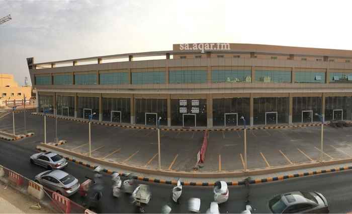 797701 يقع مركز ابان سنتر بحي الغدير يحوي معارض ضخمه تشطيب فاخر وجميع المعارض مغطاة بمكيفات ماركة ترين الامريكيه المعارض جديده وتم تأجير بعض معارض المبنى يتوفر مواقف واسعه مقابل المعارض يوجد صيانه ونظافه دوريه على كامل المبنى جميع المعارض ميزانين ومغطاة بشبكة الدفاع المدني وشبكه كاميرات امنيه