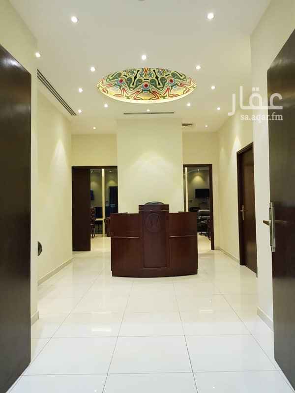 1345775 مكتب مؤثث على الشريط التجاري شمال برج المملكة بتصميم فاخر وتشطيب راقي وذو إطلاله بانوراميه كاملة على طريق الملك فهد في ارقي منطقه تجاريه بتكييف تشيلر مركزي ومواقف خاصة بالبدروم وله ست مداخل من طريق الملك فهد وأربع عشر مصعد تخدم المبنى
مكون من ثمان مكاتب وصالة عمل تتسع لعشرة موظفين وغرفة اجتماعات كبيره وثلاث دورات مياه ومطبخ مدخلين مستقلين وعشرين خط ألياف بصريه عاليه السرعة واصله من الكبينة الرئيسية إلى المكتب ٢٤ منفذ هاتف و٢٤ منفذ انترنت عالي السرعة وست منافذ تليفزيون