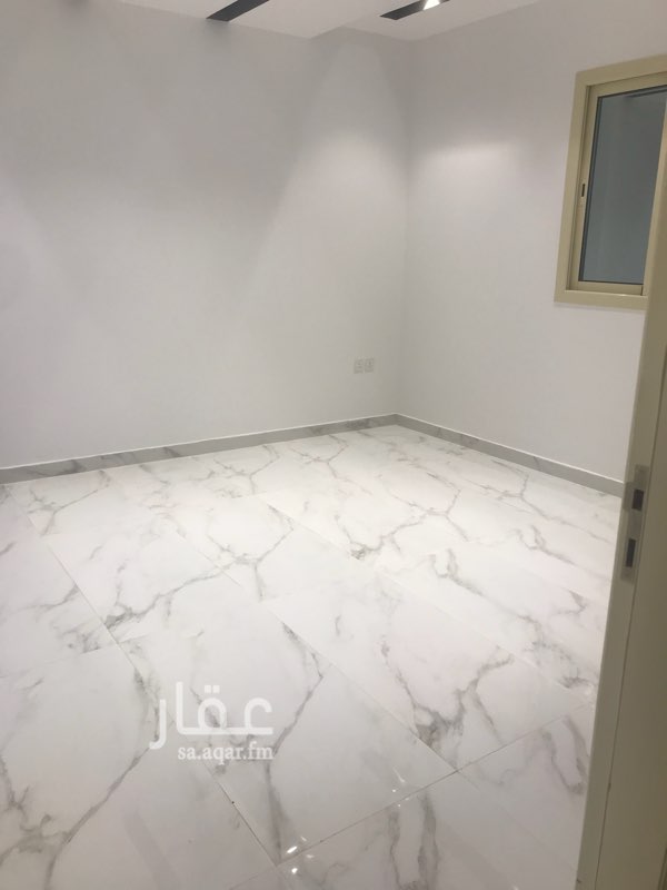 1585734 شقه مكونه من غرفتين وصاله ومطبخ ومجلس وحمامين
بدون تركيب مطبخ ومكيفات وسخانات مياه