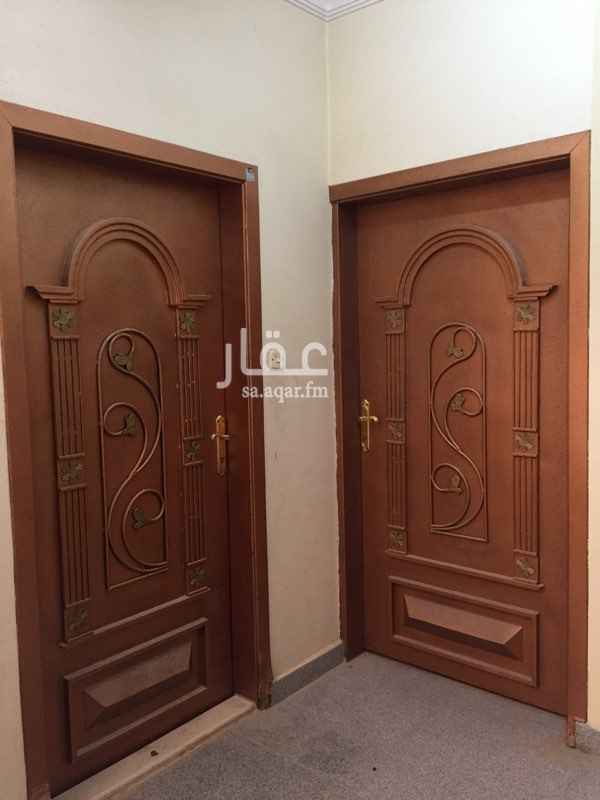 1689998 شقة عوائل بالدور الاول مدخلين مكونة من ٤ غرف و صالة و مطبخ راكب و ٢ حمام
عداد الكهرباء مستقل