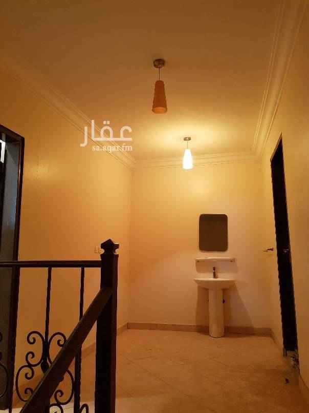 1506181 دور علوي صغير بمدخل جانبي لفيلا خاصة تتميز بالقرب من الخدمات والأسواق والمدارس ، فيه سطح خاص بمساحة كبيرة