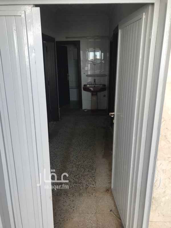 1467072 شقه( ملحق علوي بالسطح )
يوجد غرفتين وصاله ودورتين مياه احداها خارجيه بالسطح ومطبخ + مدخلين