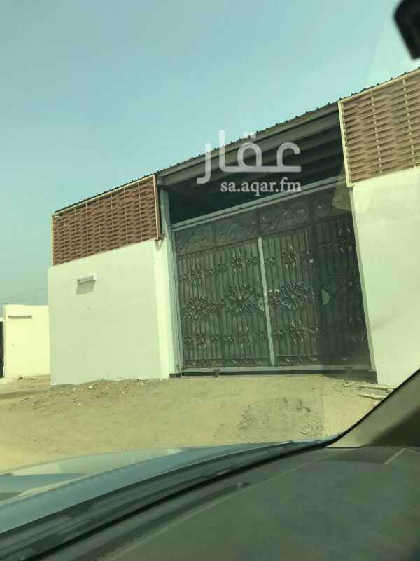 1352813 على شارعين شبه جديد يحتوي على غرفة وشرفة وحمام وخزان مياه كبير معزول يحتوي على بابين أحدهما يتسع لشاحنة