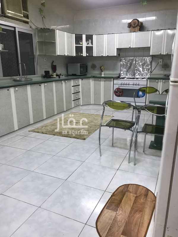 1562414 ڤيلا للبيع مجدده
٣ صوالين و مجلس بالدور الأرضي
مطبخ كبير
٤ غرف نوم + صاله و مطبخ صغير بالدور الأول
ملحق كامل بغرفه خادمة + غرفة غسيل + صالة
غرفة سائق ومدخل سيارات داخلي وخارجي
..
المطلوب / مليون وتسعمئة الف
