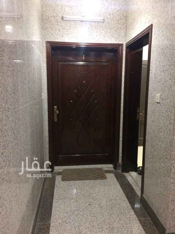 1699179 شقه نظيفه ديلوكس ٤ غرف مع صاله وحمامين ، يوجد مدخلين منفصلين مع باب داخلي ، يوجد موقف سياره خاص في الدور الارضي ، توفر مصعد ، وتوفر حارس في العماره على مدار الساعه ..