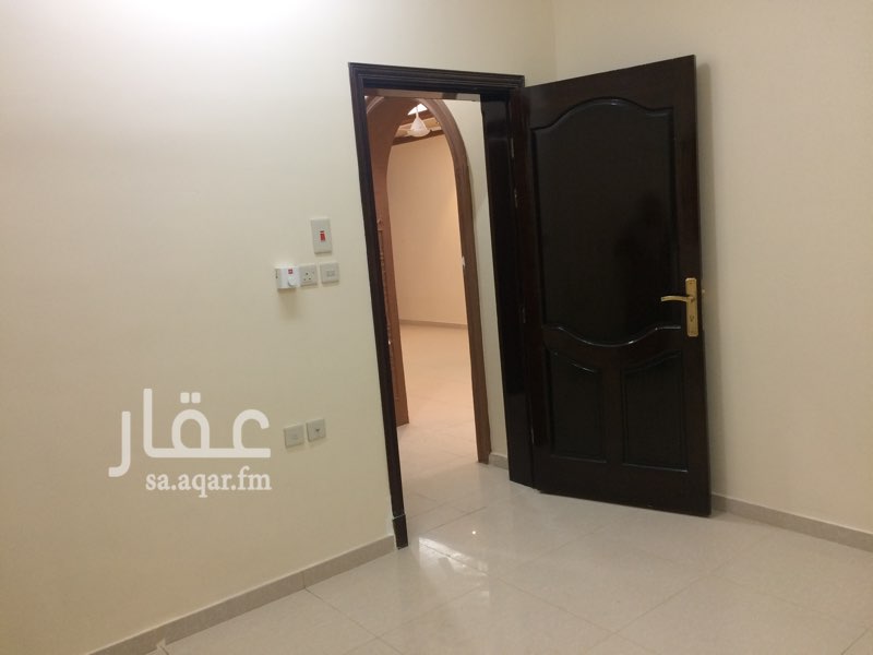 1699202 شقه نظيفه جدا لعائله صغيره ، تتكون من ٣ غرف وحمامين ومطبخ كبير .. الغرفه كبيره مع حمام وبلكونه داخليه ومغسله معزوله عن باقي الشقه بباب .. يوجد موقف خاص للسياره في الدور الارضي وتوفر مصعد ، ويوجد حارس في العماره على مدار الساعه ..