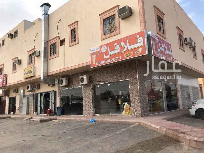 1688818 يوجد مصعد لها مدخلين على شارعين تجاريين كل شقة تشتمل على 3 غرف وصالة و2 دورات مياه ومطبخ .