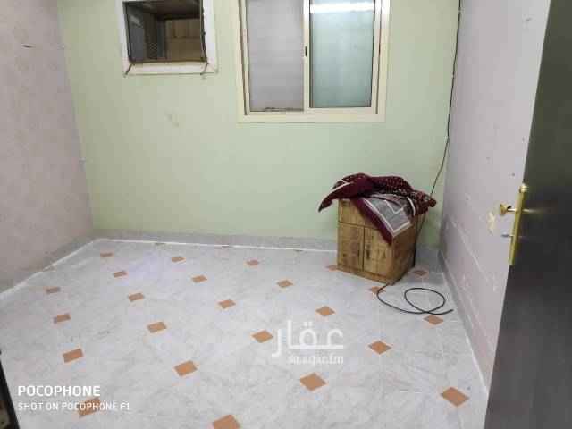 1668364 شقة ملحق علوي يوجد معها سطح مستقل خلف ستي مول معزولة موقع متميز وخدمات بوجود حارس متواجد