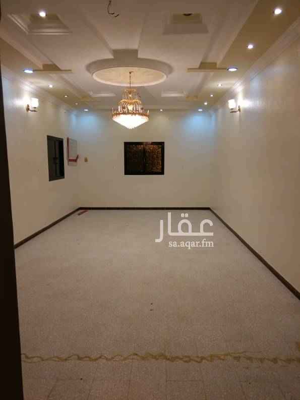 1387161 دور ثاني نظيف جدا في عمارة مكونة من ثلاثة أدوار بجوار مجمع مدارس بنات وقريبا من مدارس أولاد وبجواره حديقة حي، يقع العقار في خميس مشيط حي القافلة المقابل لمجمع الغروي غير مؤثث وللإيجار السنوي فقط .