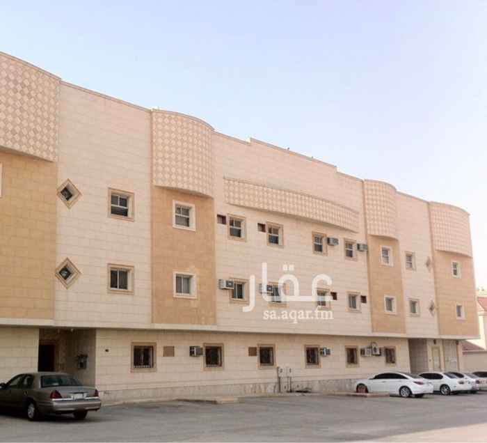 1741871 شقة في عمارة وحي راقي في موقع استراتيجي ومعها سطح خاص