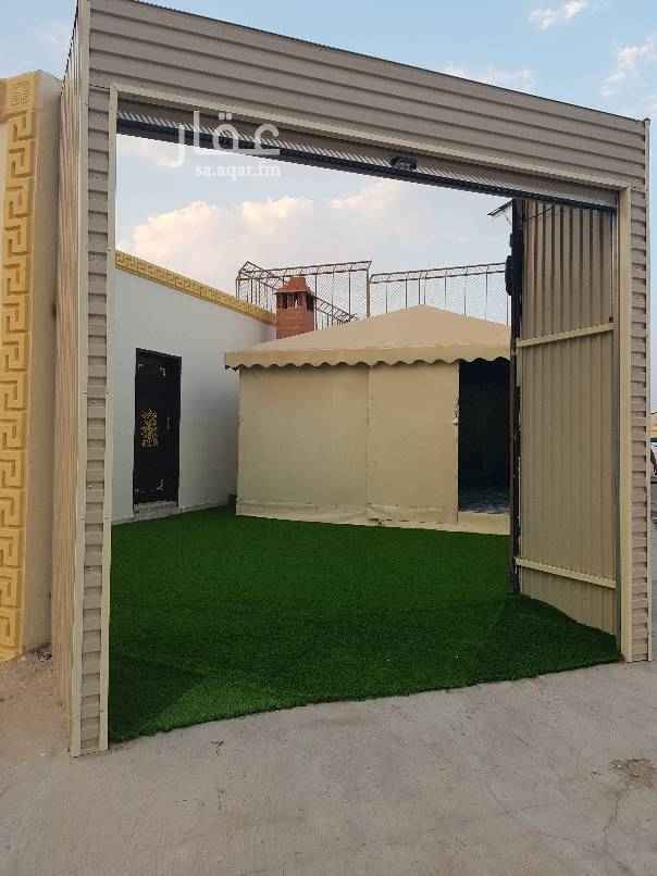 1699573 استراحه زاويه غرفتين ومطبخ ودورة مياه
وخيمه مكيفات ومطبخ وجبسيات وانوار لد وارضية سراميك والخيمه مفروشه