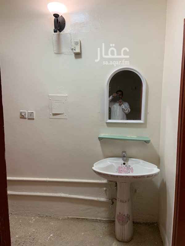 1698633 شقة مكونة من ثلاث غرف ، و مطبخ ، و دورتين مياة، مجددة الكهرب ، و السباكة ، و الدهان .
قريب من شارع البطحاء . و من جميع الخدمات