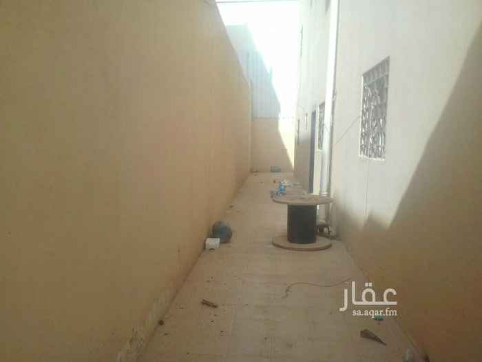 1502468 د ور اوشقه ارضيه مدخل مشترك مع الي فوق كهرباء مشترك غرف كبيره حوش جانبي ٨×٦ ايضا غرفه كبيره ٩×٦ يمكن تنقسم الى غرفت.ين وسلامتكم اسعر قابل لتفاوض ويمكن دفعه شهري