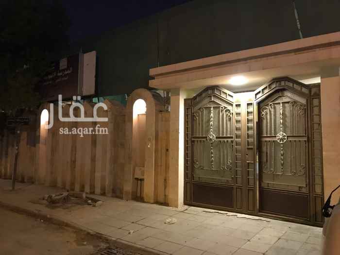 1734366 مبنى عباره عن دورين مكون من خمسين غرفه بمساحات مختلفه وااكثر من ٢٠ دورة مياه وحوش امامي وحوش خلفي كبير ثلاث مداخل للسيارات على ثلاث شوارع قريب من جميع الخدمات المبنى صالح ان يكون مكاتب لركة او مدرسة او سكن لعمالة
