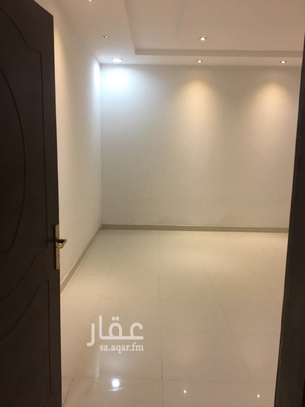 1688036 شقة علوية ٣ غرف وصالة و ٢ دورة مياه ومطبخ راكب ، مع امكانية استخدام السطح