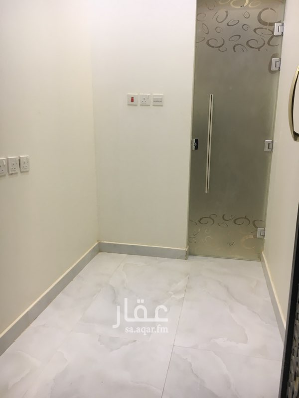 1190353 للايجار غرفة سائق في العارض ( القمرا ١٠ )
مساحة الغرفة ٢.٥ في ١.٥ والحمام ١.٥ في ١
السعر قابل للتفاوض للجاد