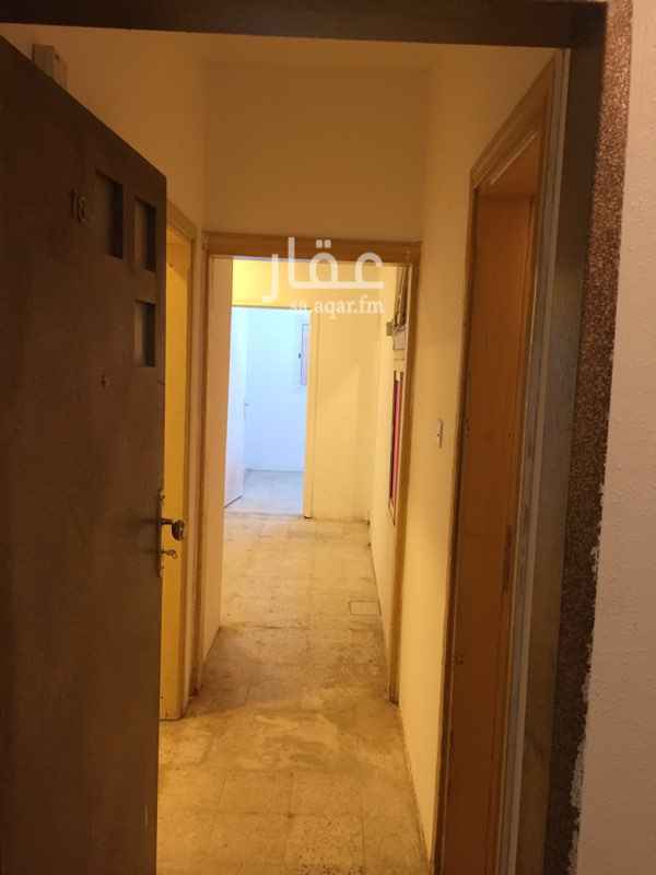 1747062 شقه صغيره ثلاث غرف ومطبخ راكب وحمامين الغرف صغيره 4 مكيفات راكبه حاله جيده عداد كهرباء مستقل