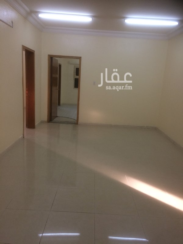 1674786 شقه دور اول بحي 91/أ مكونه من 3 غرف وصاله و 3 دورات مياه ومطبخ راكب ومستودع (غرفه غسيل) تابع للمطبخ. جميع السكان بالعماره عوائل صغيره ولا يوجد ازعاج والعماره قريبه من المسجد وامام العماره برحه مناسبه للمواقف.