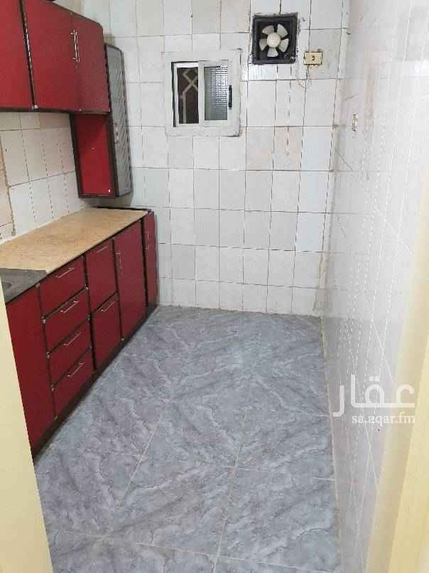 1614255 شقة بالسطح من غرفتين وحمام ومطبخ راكب مجددة بالكامل ونظيفه للايجار السنوي للعوائل عداد كهرباء مشترك والدفع كل ٦ شهور او ٣ شهور ولا يوجد مصعد بالعمارة.