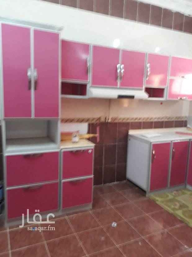 1439756 شقة اربع غرف وصالة وثلاث دورات مياة فيها مطبخ راكب ومكفين اسبلت الاتصال على الحارس صدام