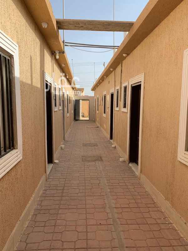 1746842 السلام عليكم ورحمه الله وبركاته ،،، يوجد لدينا مجمع سكني يحوي واحد وعشرون غرفه بمطبخ وحمام مستقله مساحته الغرفة ٤*٦ متر وكل غرفه مستقله ،،واي استفسار يمكن التواصل عن طريق الواتس( ٠٥٠٥٦١٣٧١١) يقع المجمع بجده حى الحرازات والمجمع جديد ..