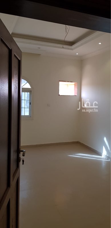 1656313 ثلاث شقق كل دور شقه ارضي واول وثاني كل شقه مكونه من مدخلين واربع غرف وصاله وثلاث حمامات ومطبعخ احدى غرف النوم رئيسية بدورت مياه وغرفة ملابس اما م مسجد جديده لم تسكن بعد كل شقه لها عداد كهرباء مستقل وخزان الماء مستقل للشقق فقط الماء والكهرباء على المستاجر