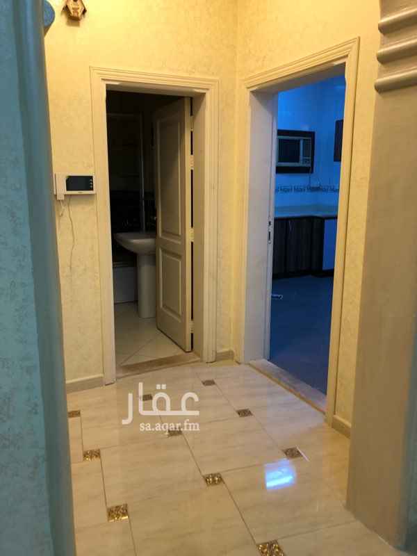 1459733 ملحق في الدور الرابع حي المروة ٢شارع احمد البتي بجوار شركة مهارة للموارد البشرية يتكون من صالة ٨*٦ وغرفة ٤*٥ وحمام ومطبخ راكب يوجد مكيف اسبلت في الصالة ومكيف شباك في المطبخ وغرفة النوم لايوجد بها مكيف راكب نظيفة جداً يوجد مصعد تأمين ١٠٠٠ريال يسترجع بنهاية العقد السنوي الايجار دفعتين كل ستة اشهر